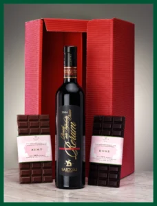 Präsentidee mit Wein und zwei Tafel Schokolade in einem Geschenkkarton