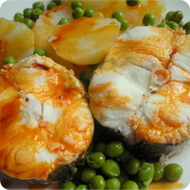 Ein typisches Gericht aus Galicien: Seehecht auf galicische Art - Merluza a la gallega. Hier werden sehr viel Fisch und Meeresfrüchte in der regionalen Küche verwendet.