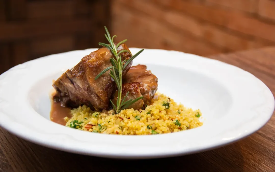 Lammsteaks in Rosmarin und Balsamicoessig auf Couscous